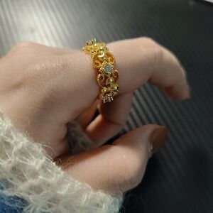 Elegant Gold Floral Ring